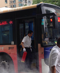 �Ĺ�·һĦ�г���ȼ�����뿪��