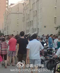 ƽ��һŮ�˱�ɱ���ڳ��ⷿ�� ���ߺ�������̨С��