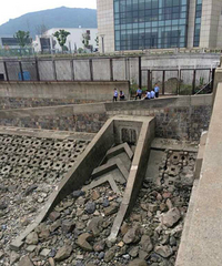 ������ɽ�˵�վ�ǵĺ��߷���ʬ�壿������