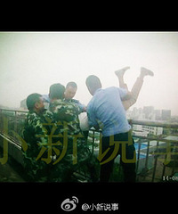 Ϊ���Ů�ѣ�90��С�����ϸ�¥�������