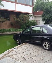 ����ѧԺ��Է�����ſڣ�һ���������ں��棨ͼ��