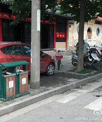 б���־������ſڷ���һ���󶴣�·������ҪС��