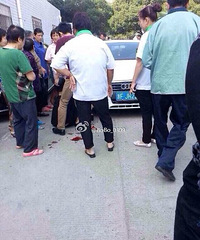 ƽ����ҽԺͣ���� һ�µ�Ů������2��С������ײ����