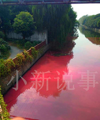 ��ɽ��·����ͻ��һ������ӡ�զ���£�