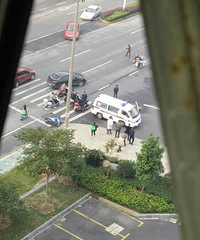 �°�����ҽԺ�ſں����������ˣ����ǽ�ͨ�¹ʣ�