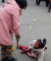 ���Ż�԰�˳��ſ�һĸ�ױ����Դ���Ů�����ö���Χ��