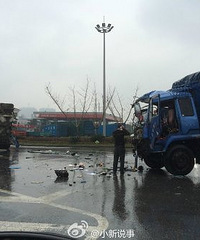 ����·��320��������� һ������һˮ��۹޳���ײ