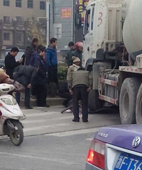 ���һ��ˮ�೵ײ��һ���ˣ�����˫�ȶ���ѹ������