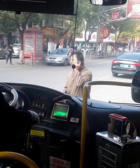 ����ק�ļ�Ʒ�У�վ�ڹ�������ǰ���Ų��ߣ������Բ�ѷ