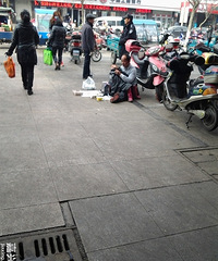 ��ˮ��˳��ſڣ��и����˱���10�����ô�Ů����ҪǮ