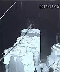 ����һ�ѻ���ϲ��͵Ů�����£��ڳ�����ο