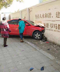 ͩ����λ˾�������������ˣ�����ײ��ǽ������