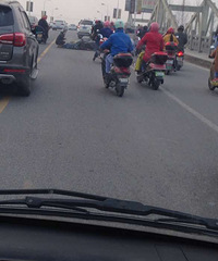 �ϰ�·�Ͽ���һ���ӻ��ԣ�Ż�£���֪����ô����