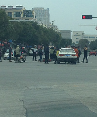 ��ȭ·�����·����������Ů˾��ײ��һ����