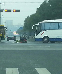 ���ϣ�����·������߲�С�����ֳ���ײ