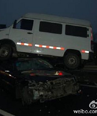 全是因为它撞上了护栏 后车成了叠罗汉