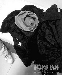 男婴被弃商场女厕 疑似母亲被男子背走