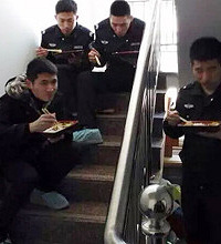 为破"初一命案" 警察蜀黍拼了