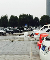 �и۳�����˨��һ����JEEPײ��ֱ��ˮ�����泵��׽��