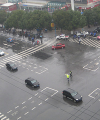 ��ɽ·���ʢ·�ں��̵�ͻȻ�չ� ��ͨ����