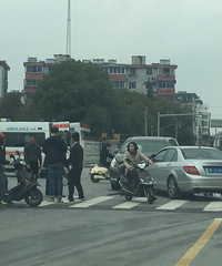 ��Ϫ��·��ũ��·������ͨ�¹ʣ���ͷ��ײ����