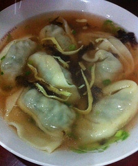 这里的大馄饨个很大 7元9个 还有牛肉炒面卖