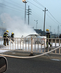 ��΢�������û��ѡ���ȭ·���Ͻ�··�ڣ�һ��ɫ��������ȼ