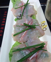 薄如纸片的鱼只要涮几秒就可以吃咯 他家还有煲仔饭