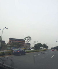 ͩ��320���������ҳ��� ���г���ײ����15��