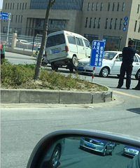 ����ͷ���ϡ��Ͻ�·�������ſڣ����������һ�����ڳ�