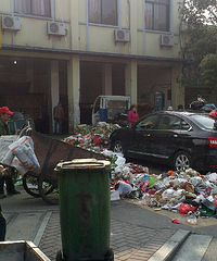 ��ˮ��˳����棬һȺ��������ƴ������Χ��һ��С�γ�