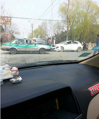 ����ͷ���ϡ��ո����侯ҽԺ�ſڣ�һ����˺�һ���ִ���ײ