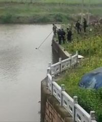 ���������廨ɽ��·ˮբ������һ�߸�ʬ