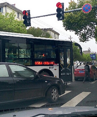 ����ͷ���ϡ�һ���ϰ࣬����Ů˾��������������������