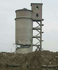 ���ƣ�ʮ���׸ߵ�ˮ��ԲͰ����Ȼ����   �ھ��������