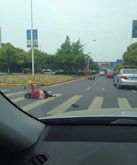 ����s350�͵綯��������ײ Ů�������ڵ���