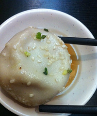 这家生煎店媲美鼎有名 2元一份的豆浆很浓醇