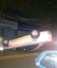 �����賿����Խ��·������һ�𳵻�