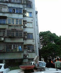 Ů�������ڼң���̨�ߴ�ޡ�����Ӫ���С�