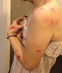 ����һ����Ů�� ��ϴ��ʱ��ԡ��ͻȻ��ը