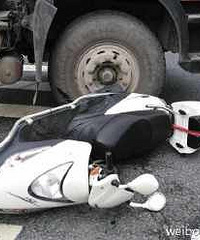 �ֳ�����������һ��װ�䳵��Ħ�г�ײ��