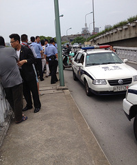 �Ϻ�����һ����Ů����ˮ�������������ɹ�