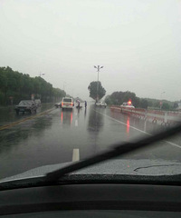 ����������߳������ˣ����������г�С����