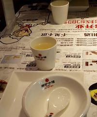 万达好多美食打5折 有家店的猪脚怎么都咬不动