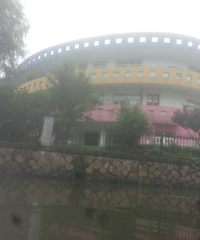 ���㷻�׶�԰�ӱ߻�����δװ����ȫ�����ܴ�