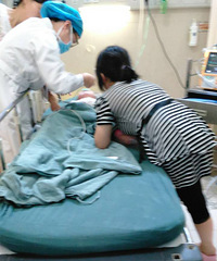 ͻ����2��Ů������ھӳ��� ��������ˮͰ��