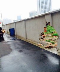 ���Լ�С��Χǽ��ײ�˸�������������У�