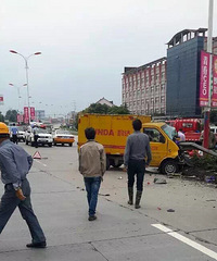 ʮ�������ش�ͨ�¹ʣ���ƿ������ �ϴ��ݳ�ײ����ȥ