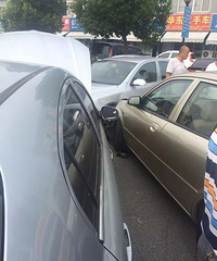 ���˶��ֳ��г��Գ���Աһ��ײ�ĳ�