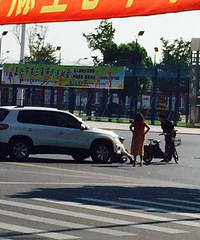 ���������ϰ��ڲ��žƵ궫�ſڿ����ĳ���